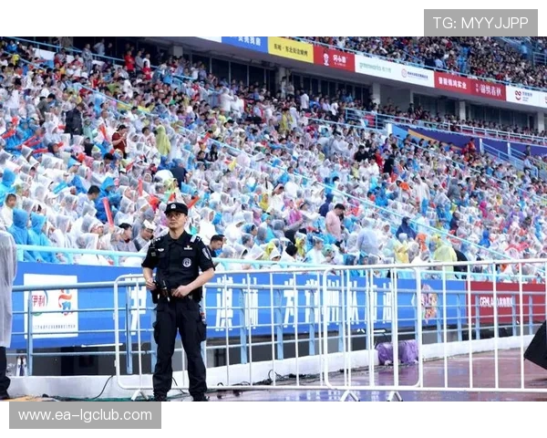 打完比赛挥汗如雨坚持到底写下绿茵勇者不屈篇章的壮阔激情时刻瞬